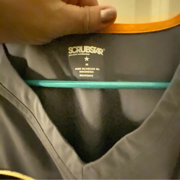 SCRUBSTAR UNISEX SETS!! 2 SETS + AN EXTRA TOP! M & L! - Picture 9 of 14
